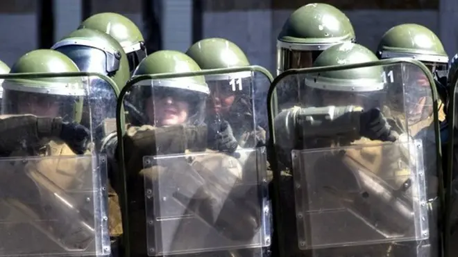 Chile tiene, como Colombia, una policía militar, por lo que los regímenes de disciplina y su autonomía son muy fuertes.