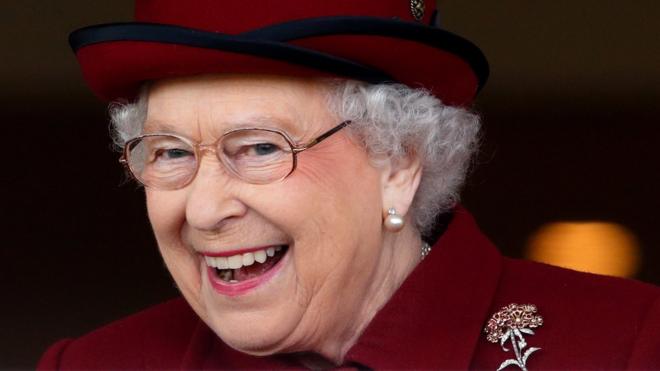 La reina Isabel II riendo
