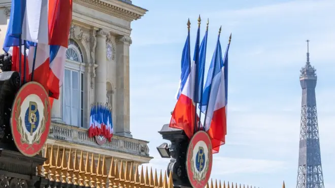 فرانسه از دولت افغانستان خواسته که در رهایی زندانیان طالبان که به قتل سربازان و کارمندان امداد فرانسوی متهم هستند، اقدام نکند