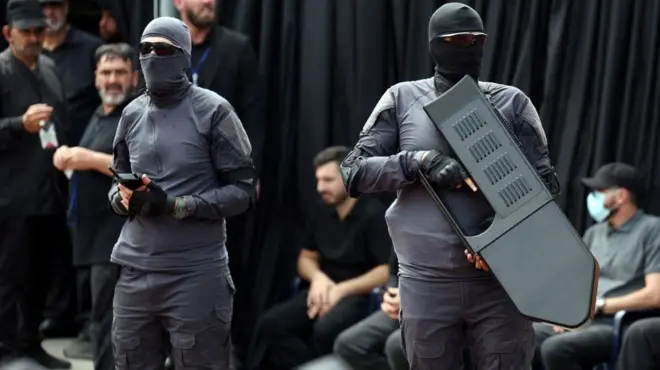 Pripadnici Hezbolaha u Bejrutu nose oružje za obaranje dronova, obezbeđujući jedan religijski događaj u Bejrutu