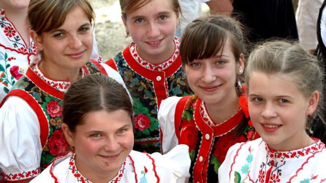 Школярки в угорських національних костюмах
