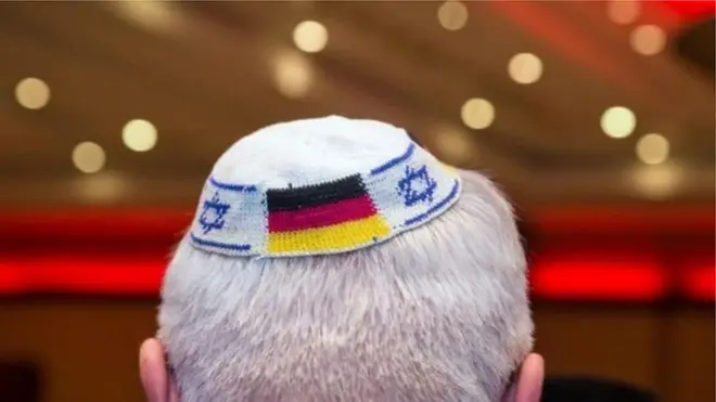 kippa waa koofiyada ay xirtaan ragga Yuhuudda