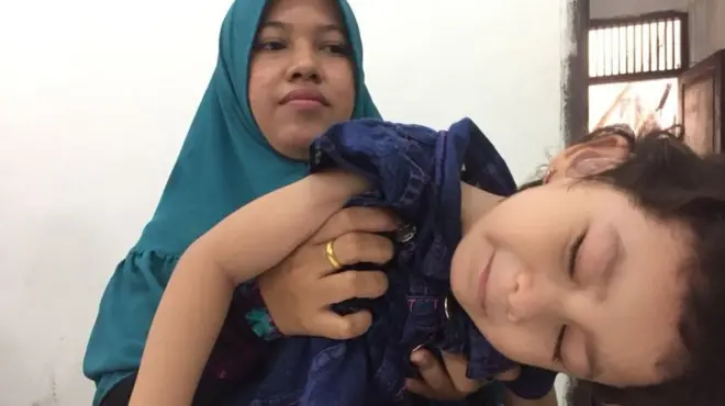 Husna, bersama dengan anaknya Husnul