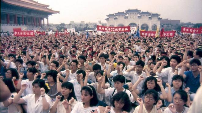 1989年六四鎮壓後，許多學生聚集在廣場上哀悼"罹難大陸同胞"與聲援中國民主。（Wang Hsin Yang）