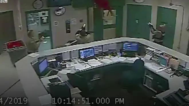 Mpango ya mfungwa huyu kutoroka jela kijanja ziligonga mwamba baada kuanguka kutoka kwenye dari ya chumba aliyokuwa amejificha kuporomoka.