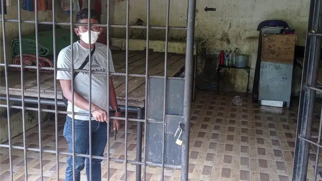 Warga mengamati ruang kerangkeng manusia yang berada di kediaman pribadi Bupati Langkat nonaktif Terbit Rencana Peranginangin di Desa Raja Tengah, Kecamatan Kuala, Kabupaten Langkat, Sumatra Utara, Rabu (26/01).