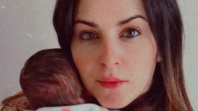 وہ کہتی ہیں کہ 'میں اب بھی اس خیال سے خوفزدہ ہو کہ کوئی میرے گھر میں تھا کیونکہ میں زیادہ تر وقت اپنے دو بچوں کے ساتھ اکیلی گھر پر ہوتی ہوں‘