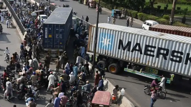 راستہ بند کیے جا رہے ہیں