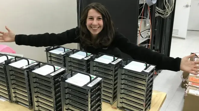 博曼與載有望遠鏡搜集得來的資料的電腦硬盤合照。