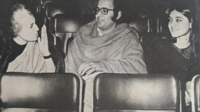 سنجے اپنی والدہ اندرا گاندھی اور اہلیہ مینیکا گاندھی کے ساتھ