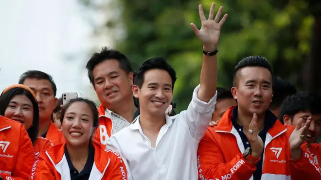 皮塔·林家倫拉（中）