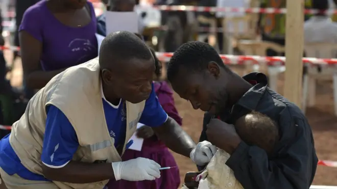 Onye ọrụ ahụike na-agba nwatakịrị ọgwụ mgbochi ọrịa 'Pneumonia'.