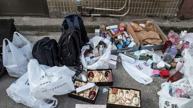 香港上水的水貨客在路邊整理的水貨物品