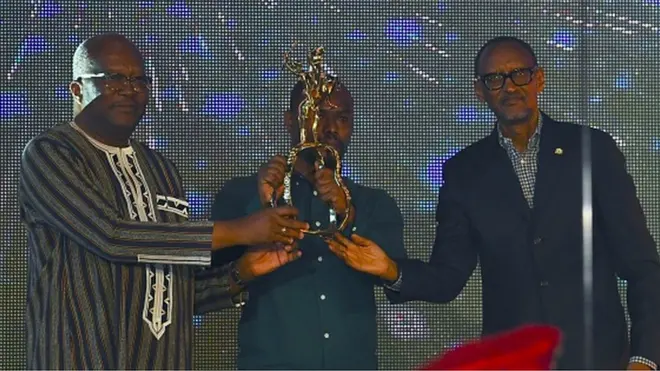 Joël Karekezi a reçu l'Étalon d'or de Yennenga des mains des présidents du Burkina Faso (à gauche) et du Rwanda.