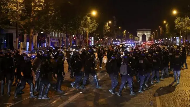 फ्रांस की सड़कों पर मौजूद पुलिस