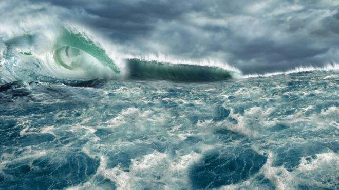 Foto ilustrativa de um tsunami, com ondas muito altas