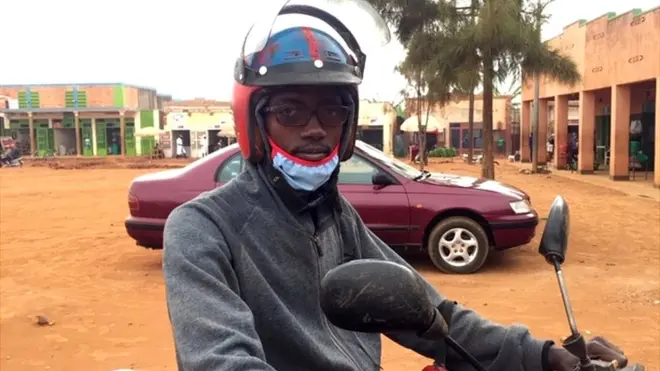 Umuhire ubusanzwe wigisha ku kigo cya Isonga ubu ni n'umumotari ku Kamonyi