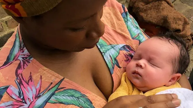 Ena no estaba preparada para lidiar con la catarata de comentarios respecto al color de su hija.