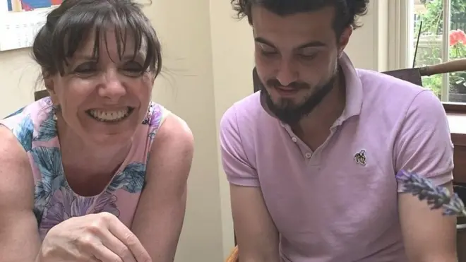 لماذا استضافت كارينا أكثر من 30 لاجئًا في منزلها؟