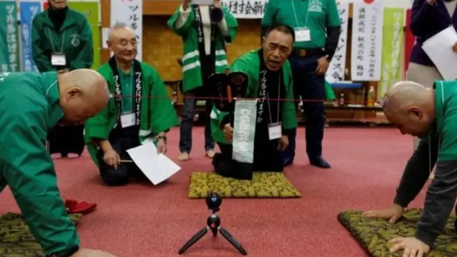 Wenye vipara wakishiriki katika mchezo wa kuvutana na kamba Japan