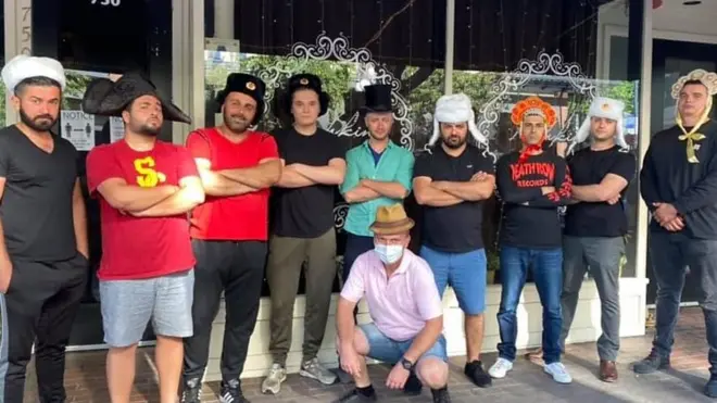 Мужчины охраняют ресторан