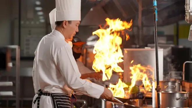 การที่มีร้านอาหารไทยในอังกฤษเปิดบริการเพิ่มขึ้น ก็ทำให้มีความต้องการจ้างเชฟเพิ่มมากขึ้นเป็นเงาตามตัว