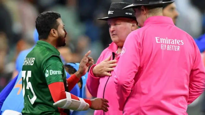 সাকিব আল হাসানকে দেখা যায় মাঠে নামার আগে আম্পায়ার মারাইস এরাসমাস ও ভারতের অধিনায়ক রোহিত শর্মার সাথে আলাপ করছেন।