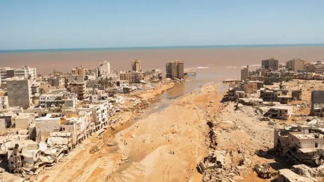 두 댐이 무너지면서 데르나로 급류가 쏟아졌고 거리 전체가 바다로 씻겨 내려갔다