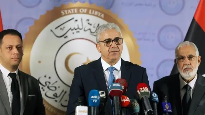 Libya Ulusal Mutabakat Hükümeti İçişleri Bakanı Fathi Başağa (ortada)