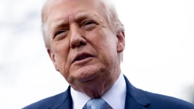 スーツにネクタイ姿のトランプ氏のアップ写真。軽く口を開いている