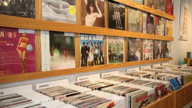 「waltz」店内に並ぶレコード。ラッピングされて清潔な状態が保たれている