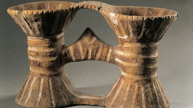 Vas ganda yang ditemukan dari peradaban Cucuteni-Trypillia dicat dan diukir.