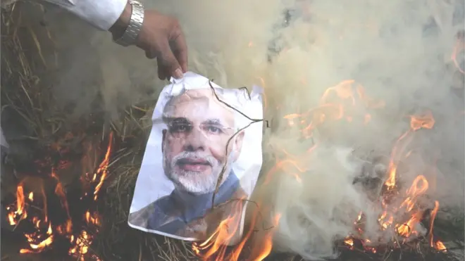 گذشتہ دنوں ملک بھر میں پیٹرول کی قیمت میں اضافے پر علامتی ہڑتال کا اعلان ہوا تھا جس میں بعض مقامات پر وزیر اعظم نریندر مودی کی تصاویر نذر آتش کی گئیں