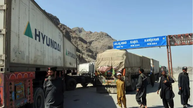 پاکستان کې نظر دا دى چې افغانستان د دغه هېواد له اقتصادي کلابندۍ ځان خلاص کړى