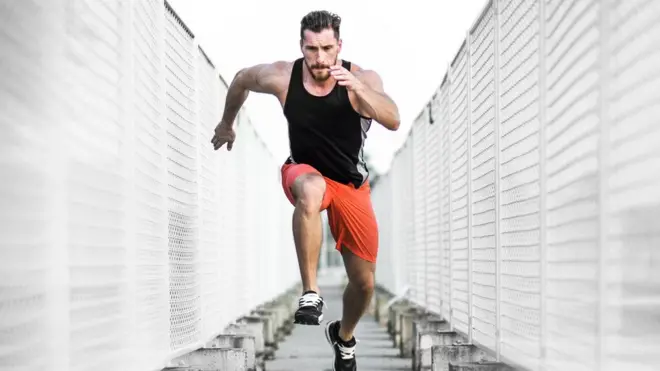 Hombre exigiendo a su cuerpo