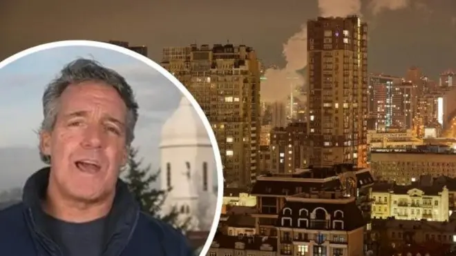 چارلی داگاتا، خبرنگار ارشد سی‌بی‌اس در حال پخش زنده از کیف