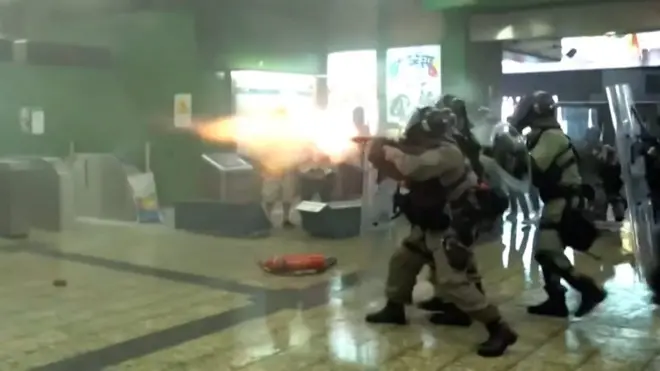 香港葵涌防暴警察在港铁葵芳站内发射催泪弹（11/8/2019）