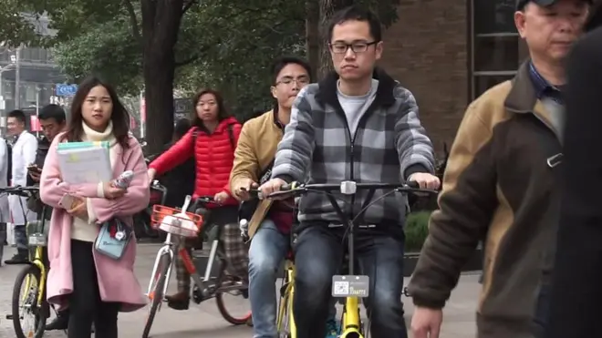 चीन में कारों के धुंए से होने वाले वायु प्रदूषण पर क़ाबू पाने के लिए 'साइकिल शेयरिंग' को बढावा दिया जा रहा है.