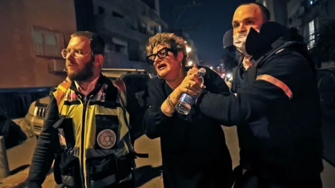 İsrail'de motorsikletli saldırının kurbanlarının yakınları ağlıyor