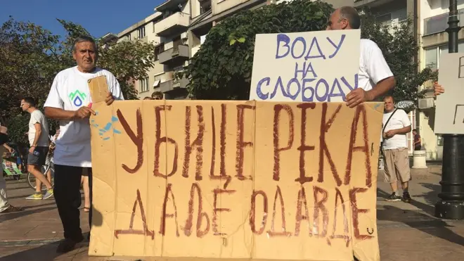 "Vodu na slobodu", "Hoću reku, neću cevovod" i slične parole obeležile su protest protiv izgradnje malih hidroelektrana u Pirotu
