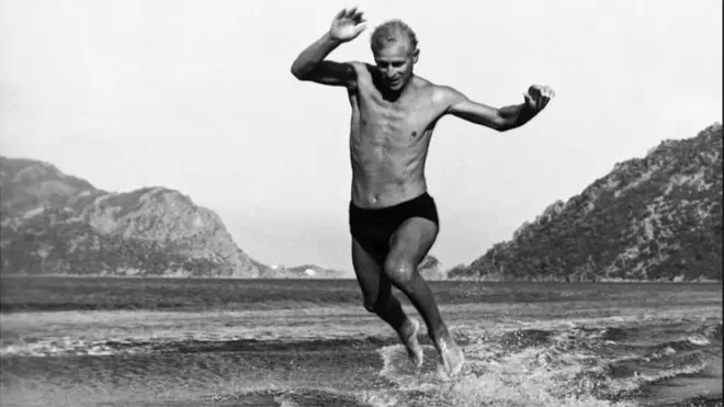 У 1951 році фотографу вдалося закарбувати момент, коли герцог стрибає з водних лиж біля пляжу в Мармарисі у Туреччині