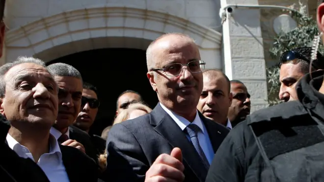 الحمد الله أمام مقر رئاسة الوزراء في رام الله