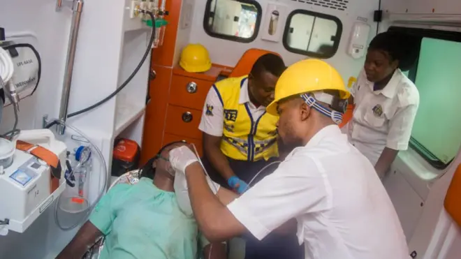 Rescue authorities dey work to save pipo wey trap under di building