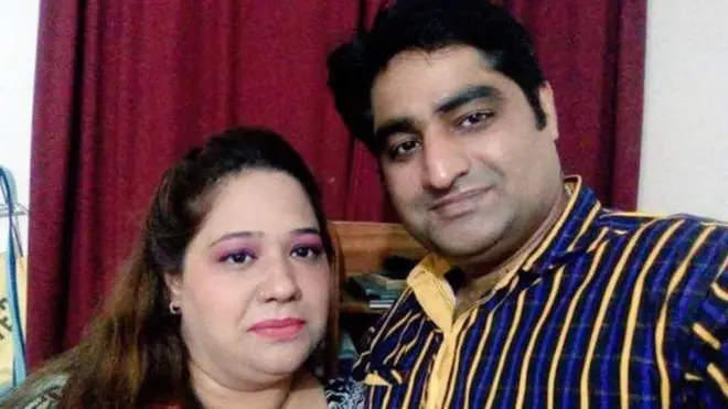 نوید اقبال اپنی اہلیہ ضائمہ اقبال کے ہمراہ