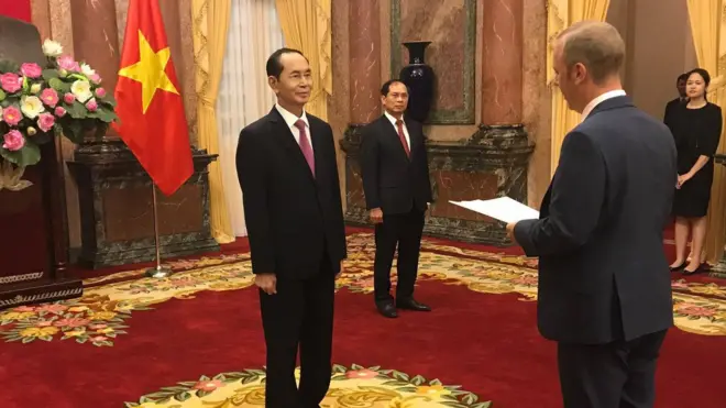 Ông Gareth Ward trình quốc thư trước Chủ tịch Trần Đại Quang.