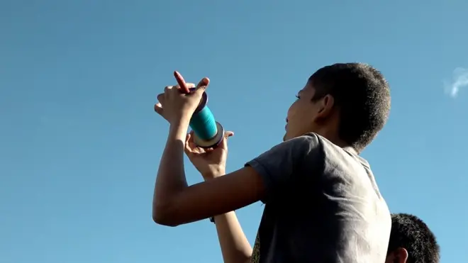 चङ्गा उडाउँदै