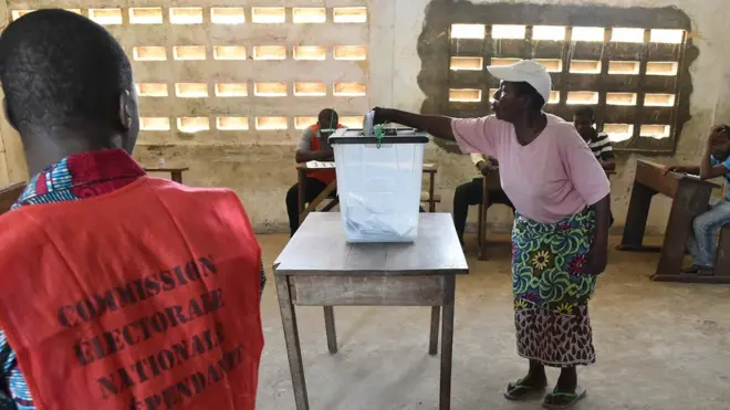 Une électrice dans un bureau de vote au Togo