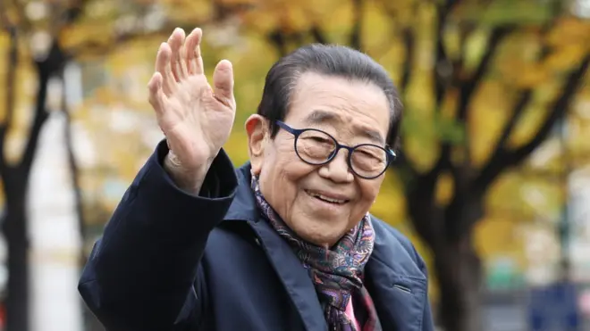 지난해 11월 서울 KBS 방송국을 나서며 손인사를 하고 있는 송해