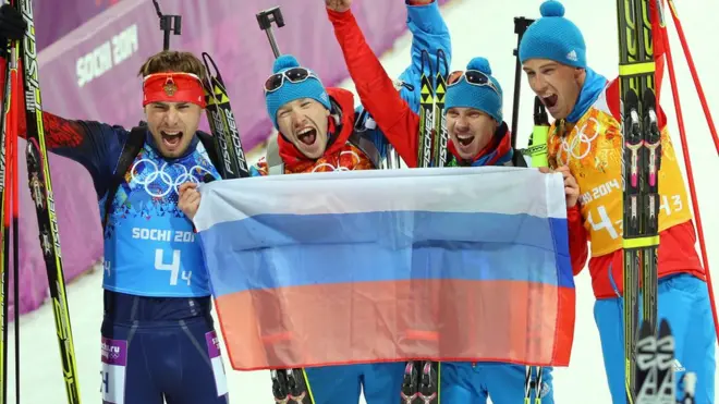 Российские биатлонисты после победы в эстафете на Олимпийских играх в Сочи