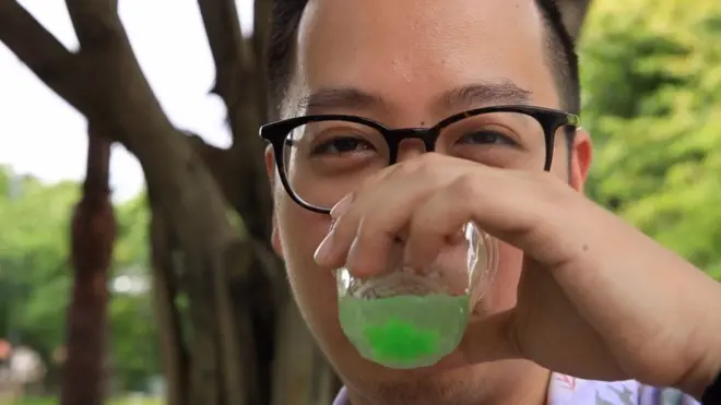 Kevin Kumala dan plastiknya yang bisa dilarutkan dalam air.